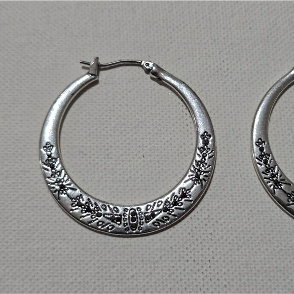 Lucky Brand Etched‎ Silver Tone Jeweled Hoop Earrings - Picture 5 of 5